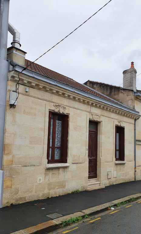 Bordeaux-Bastide  Maison 125 M2 . 3 chambres plus bureau, deux salles de bains. Avec garage de 40 m2 et jardin d' environ 200  m2