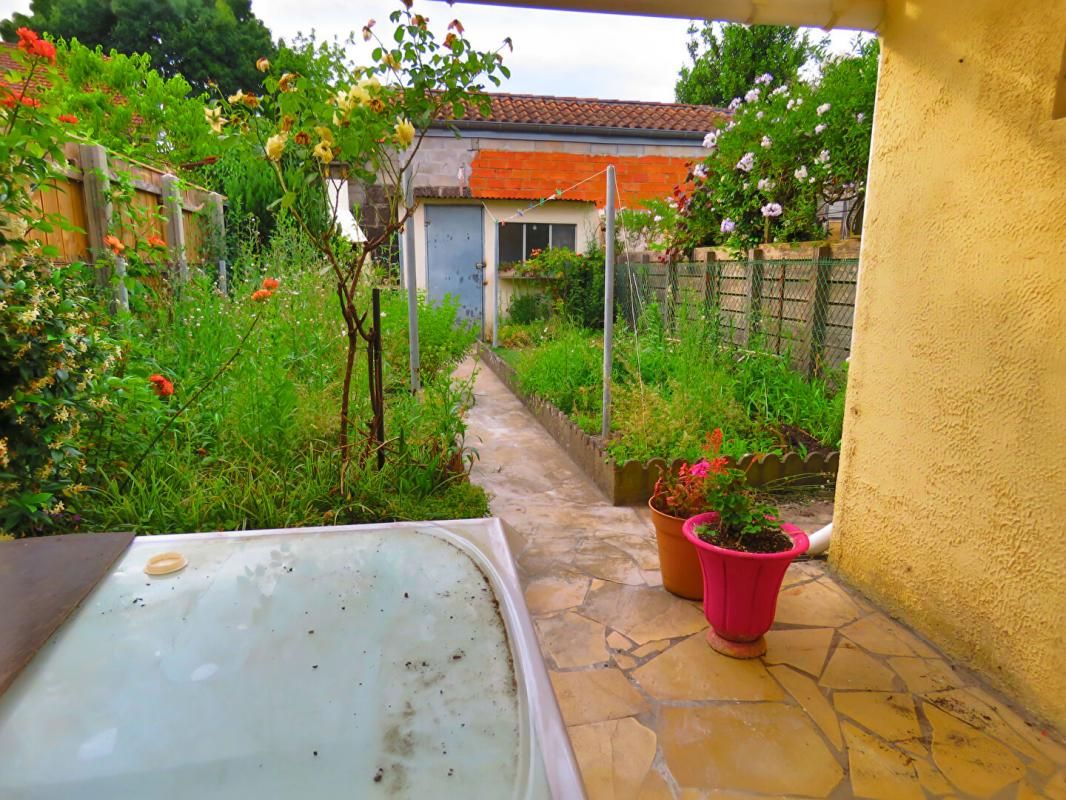 Echoppe bordelaise 98m² avec jardin, belle adresse Bordeaux Bastide, à rénover