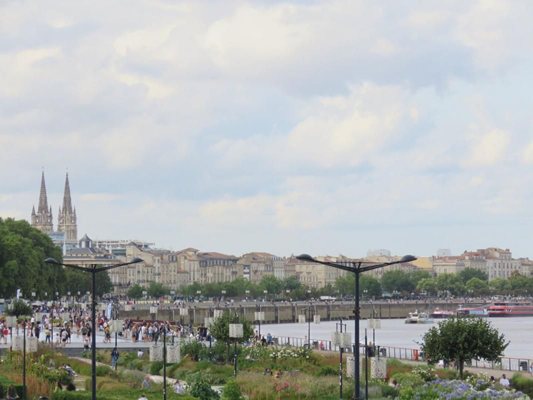 BORDEAUX T3 Hypercentre de Bordeaux, vue Garonne et Porte Caillaux 3
