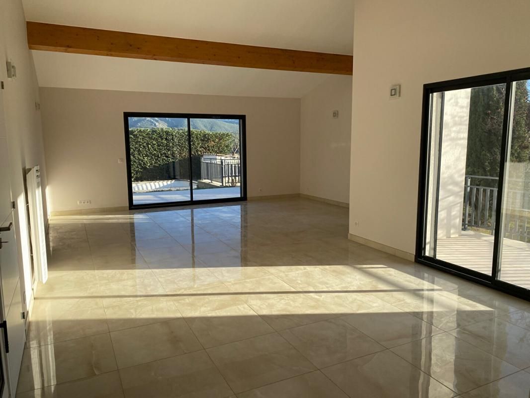 Villa neuve Lascours  130 m2 + 110 m2 piscine