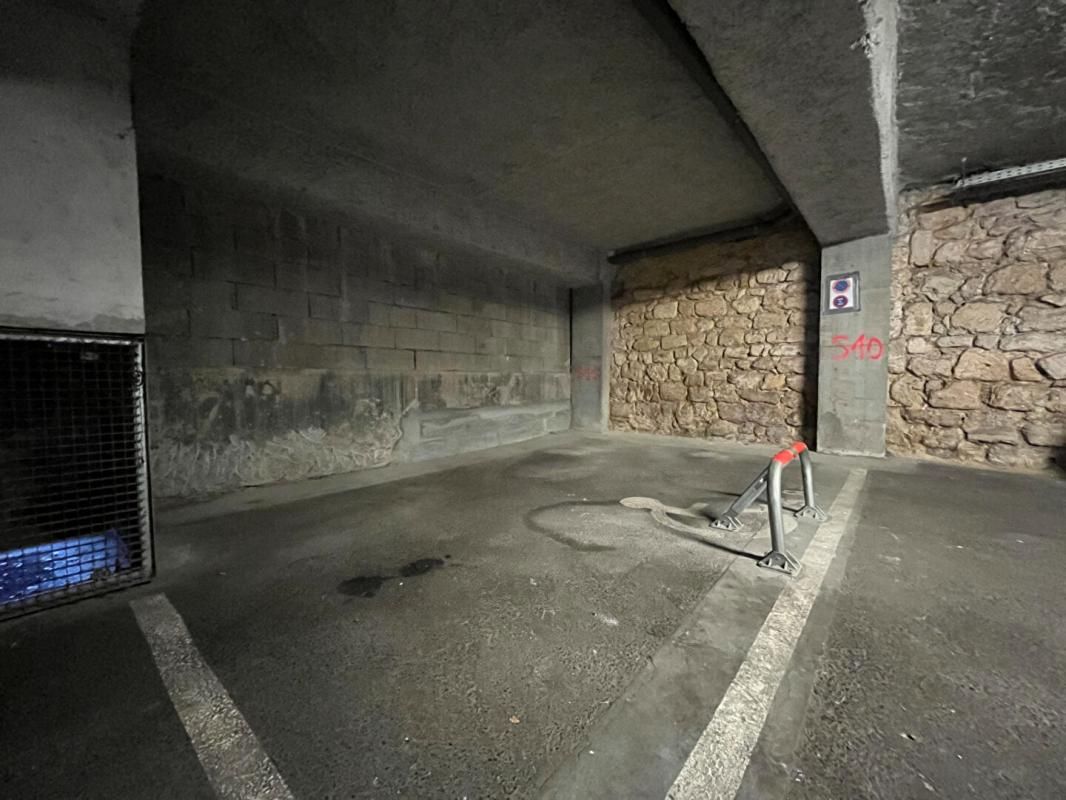 Place de parking sécurisée de 16m² - BORDEAUX CHARTRONS - Cours du Médoc