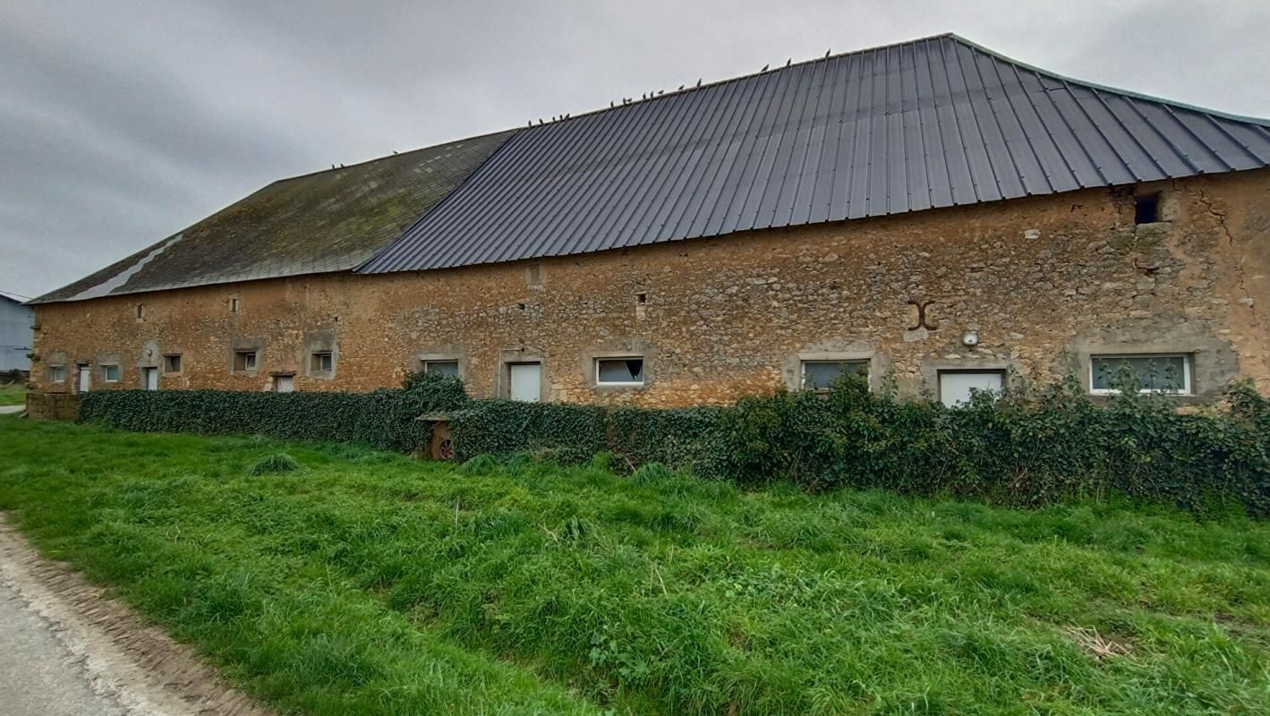 LE MANS Exploitation agricole avec des terres agricoles et de nombreux bâtiments (1900 m2) + une maison d' habitation de 300 m2 à 15 km de Le Mans secteur Ouest Sarthe 4