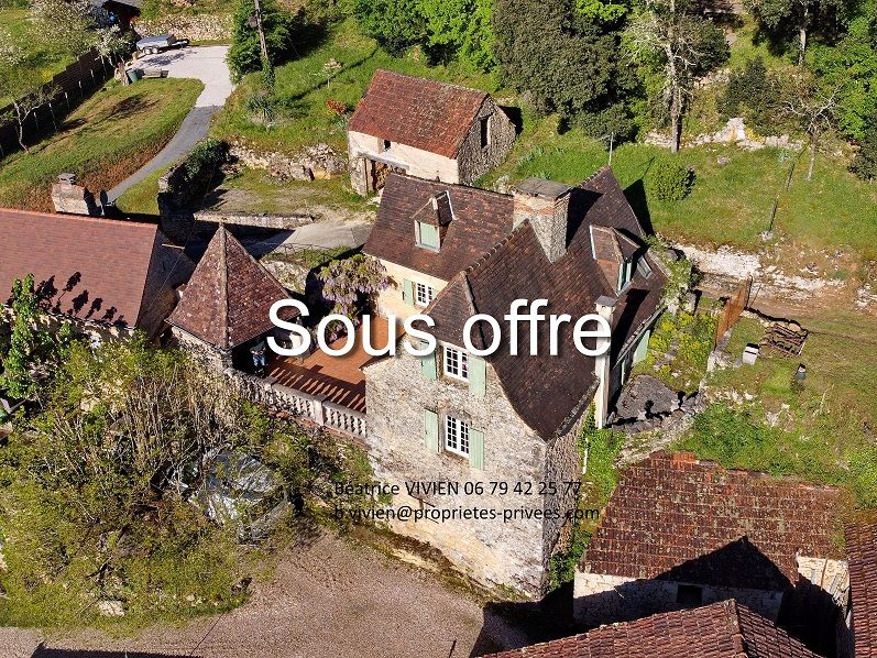 Vallée Dordogne: Sur une hauteur avec jolie vue! Maison de caractère avec grange et 2  terrasses. Grande cave. Terrain boisé 3000 m2