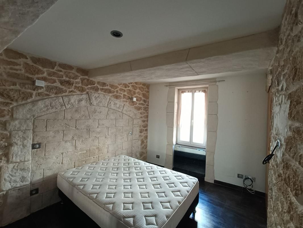 PIERREFEU-DU-VAR A vendre Superbe appartement atypique avec décoration en pierre 4
