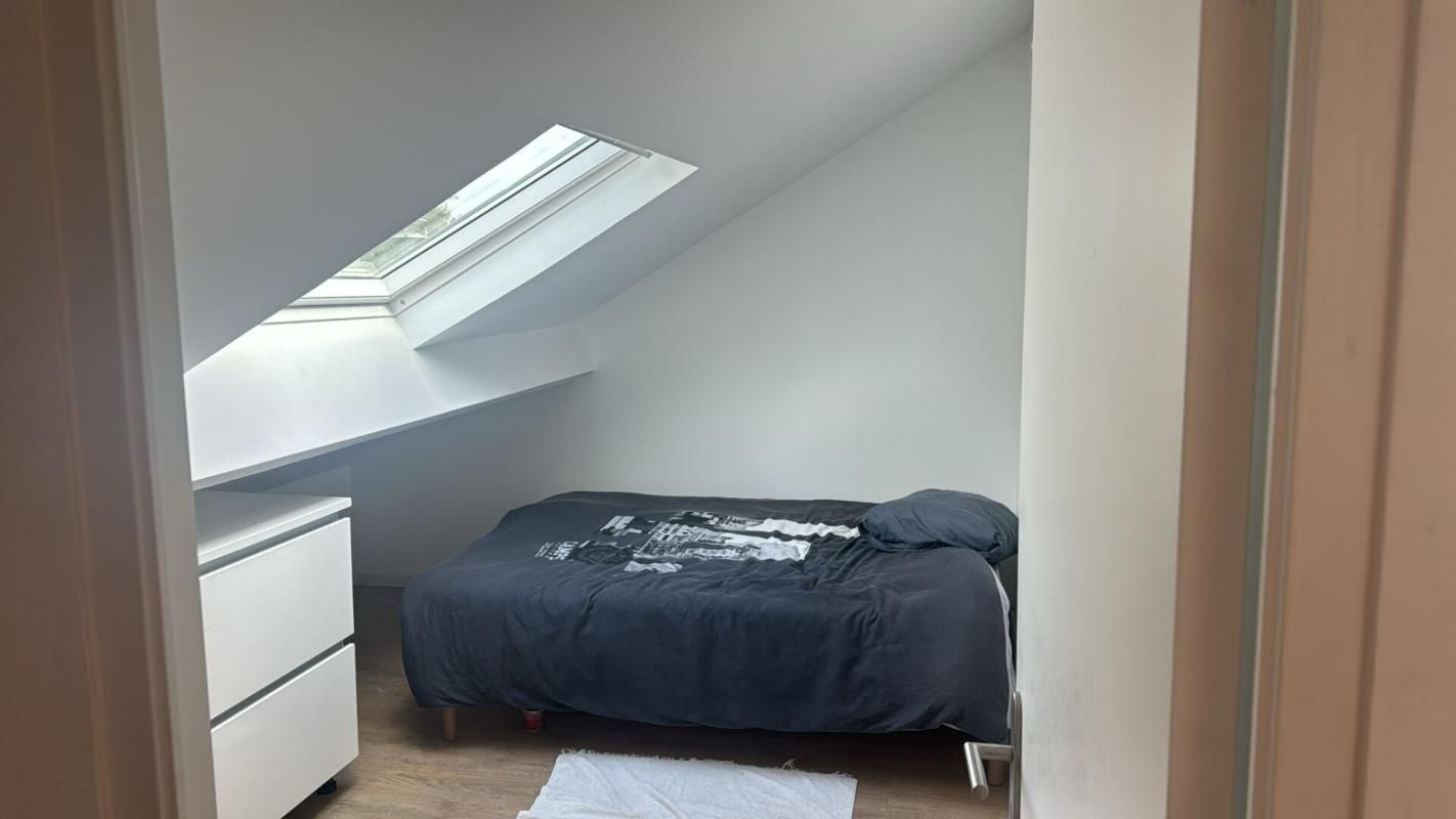 Chambre en dernier étage de 12m² à Bagneux avec cuisine et salle d'eau privative