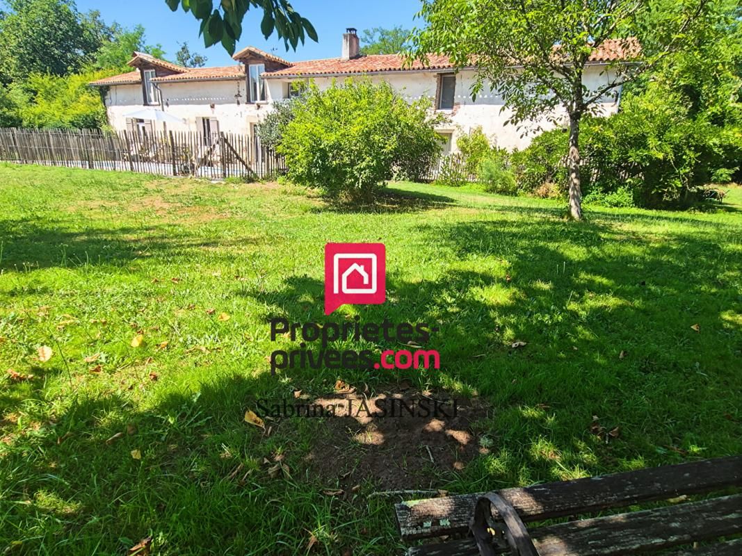 Longère de charme en pierre de 260 m2 sur terrain clos et boisé de 13 700 m², avec piscine et dépendances
