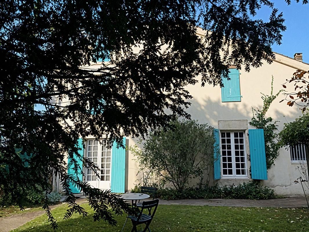 Demeure en pierre 312 m2 habitables, logement annexe, dépendances, jardins clos