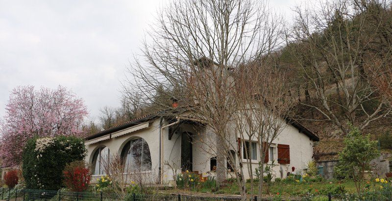 Pradines maison chambres sur 1000 m2