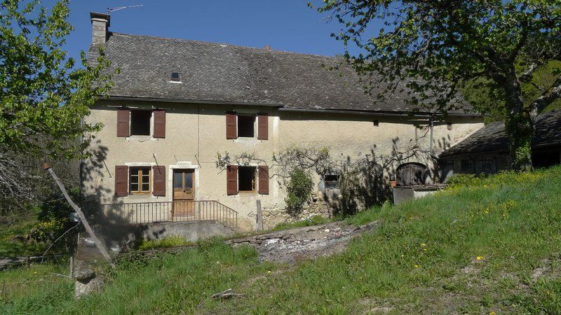 Corps de ferme avec 9 ha 15  - 135 990 euros