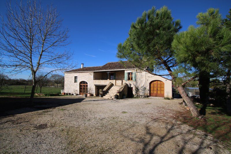 VAYLATS quercynoise rénovée avec piscine chauffée