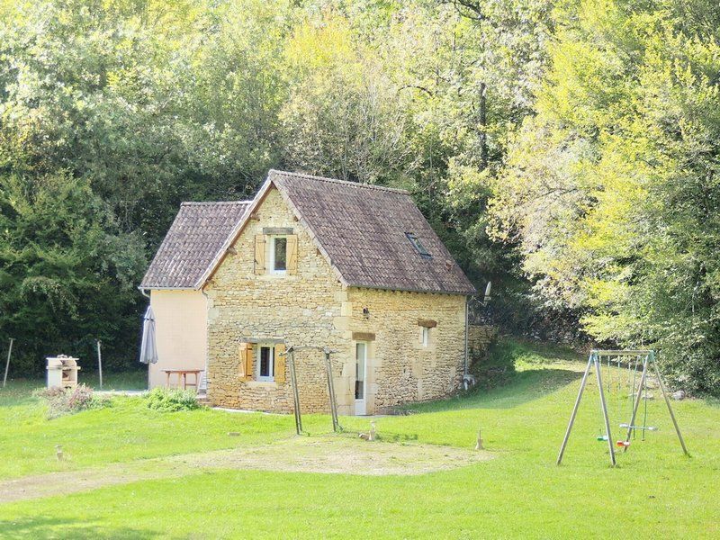24290 SERGEAC : MAISON DE CAMPAGNE AVEC GRAND TERRAIN