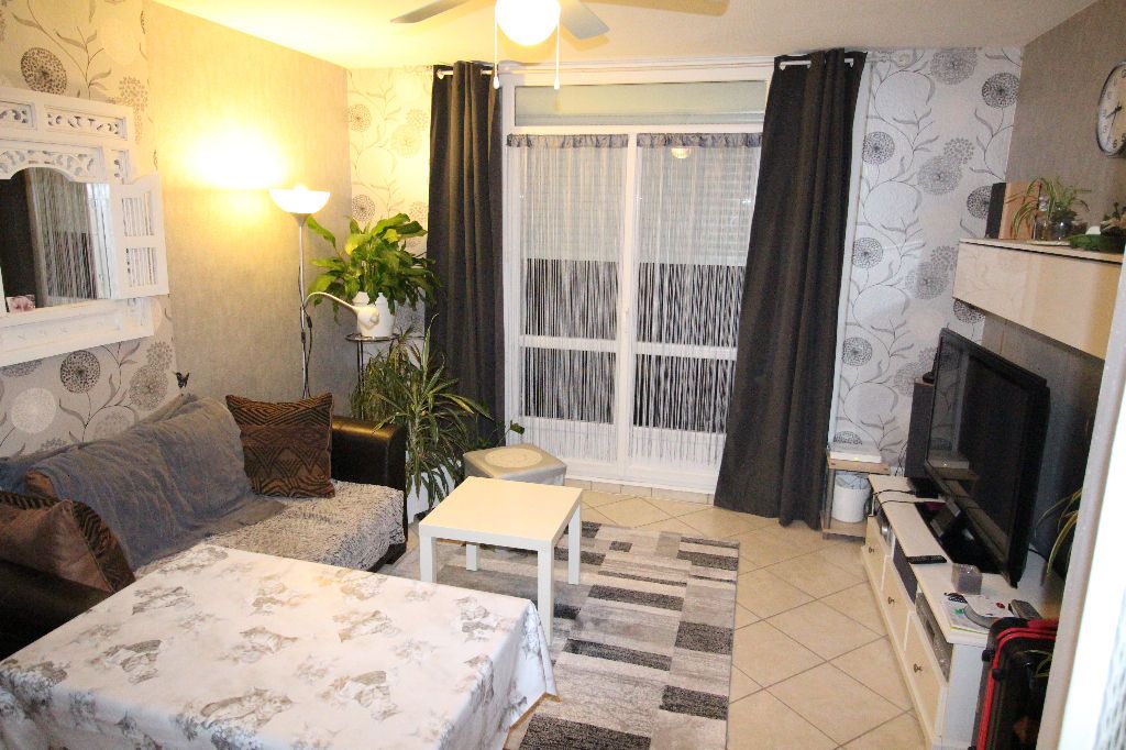 Corbas (69960), Appartement type 2 pièces, excellent état, cave et parking privatif