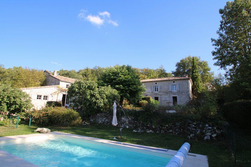 MONTCUQ maison 4 chambres et bureau sur 1500 m2 avec piscine