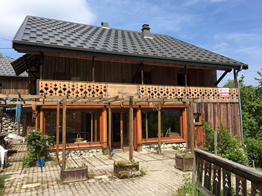 A l'Est de CHEVENOZ -Ancienne ferme indépendante de charme dans hameau de village