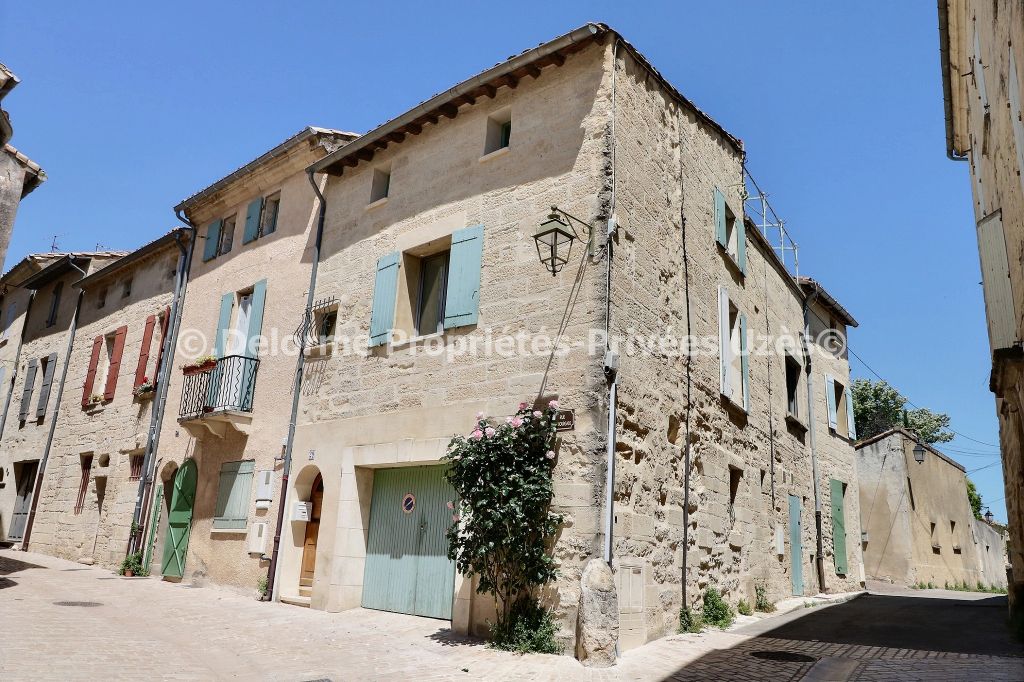 UZES  petite bourgade , Maison  209 m2,  4 chambres terrasse , garage