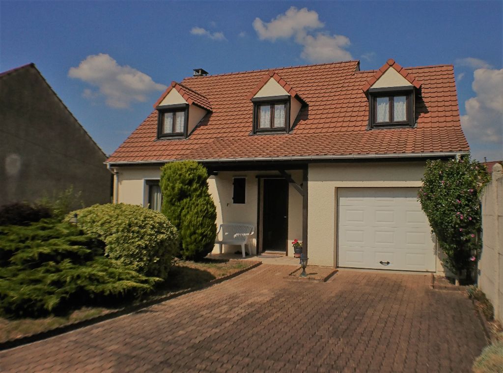 Maison-120 m² env-/446 m² de terrain- 5 pièces- 3 chambres- garage attenant