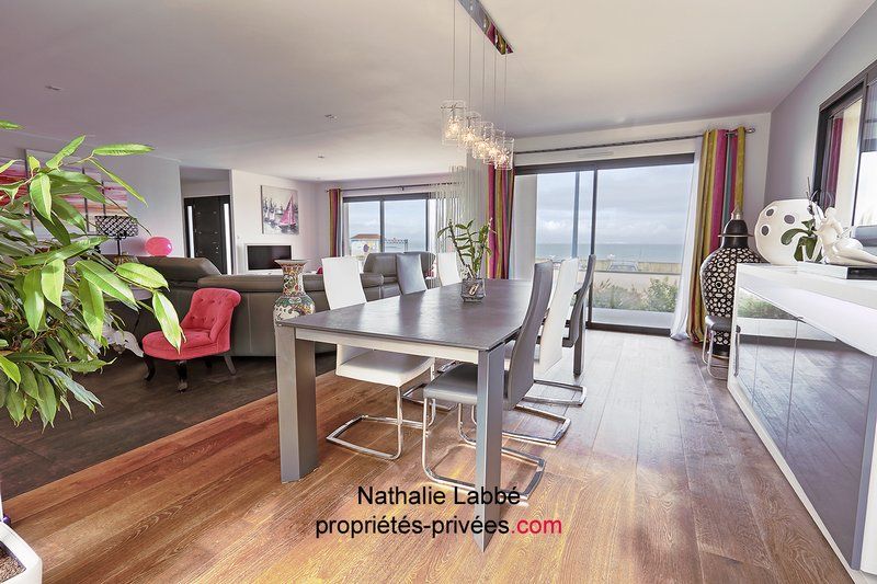 VILLA RECENTE FACE MER-TERRAIN 1300M²