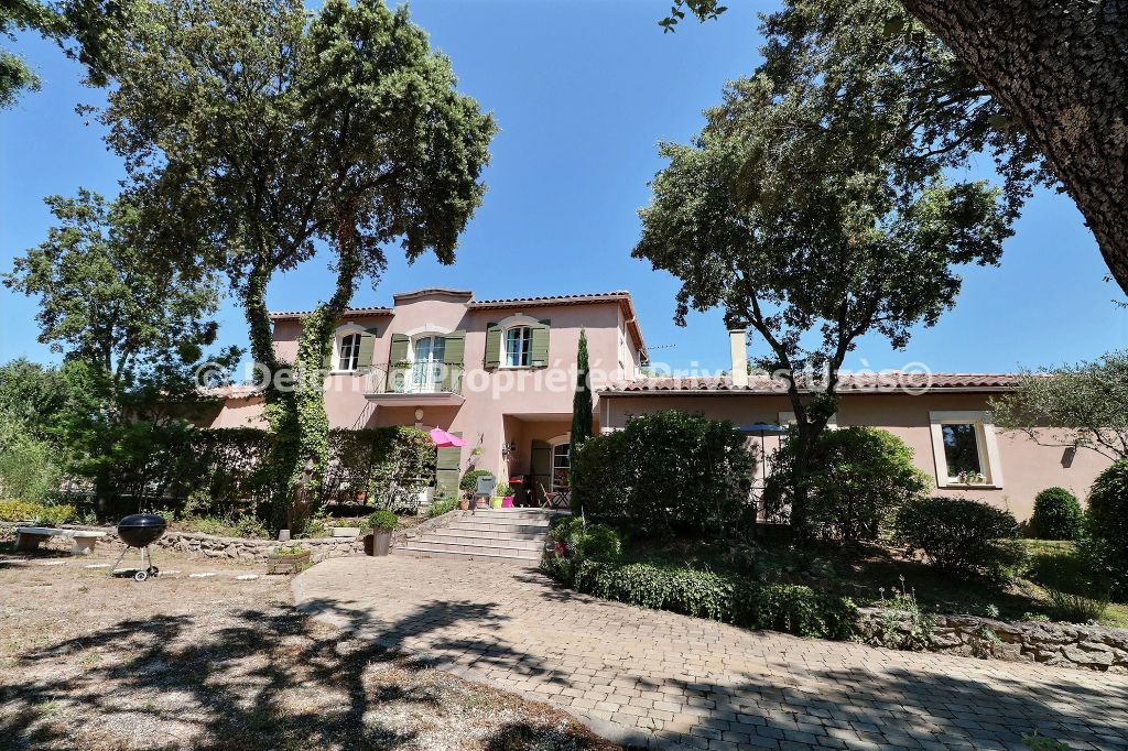 UZES : BASTIDE Méridionale de 220 m² avec jardin et piscine