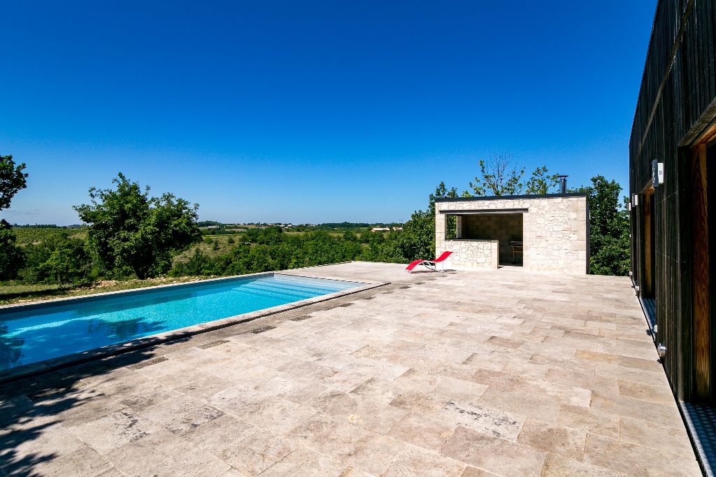 CAHORS 46000 maison 4 chambres et bureau sur 2 hectares avec piscine