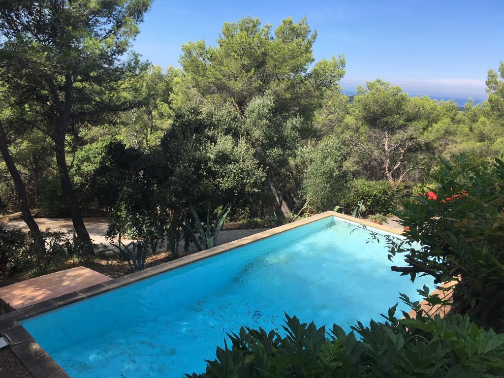 Villa d'architecte  T7 +/- 200m² sur grand domaine arboré - Piscine et vue mer-