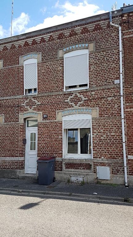 CHARMANTE MAISON DE VILLE  3 CHAMBRES AVEC COUR ET JARDINET