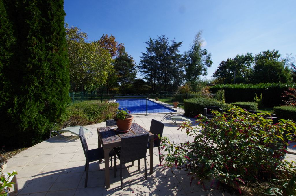 Maison en pierres 4 chambres avec piscine