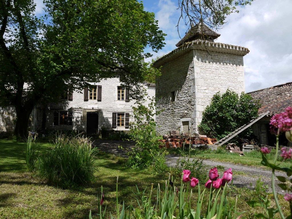 Maison en pierre avec pigeonnier