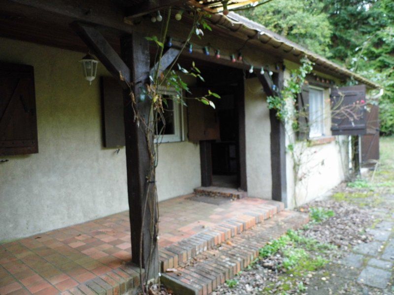 MAISON DANS LES BOIS