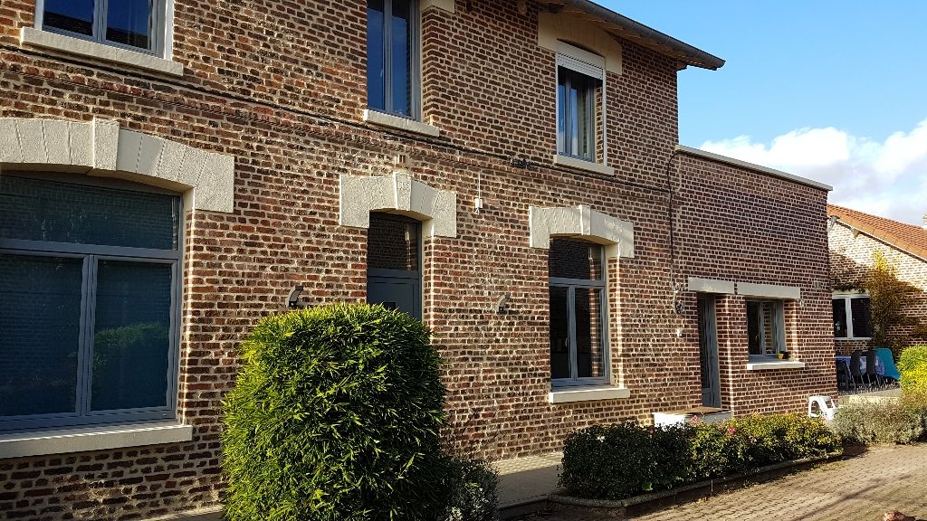 CHARMANTE MAISON RENOVEE 219 M2 PROCHE ST QUENTIN AVEC BELLE DEPENDANCE DE 92 M2