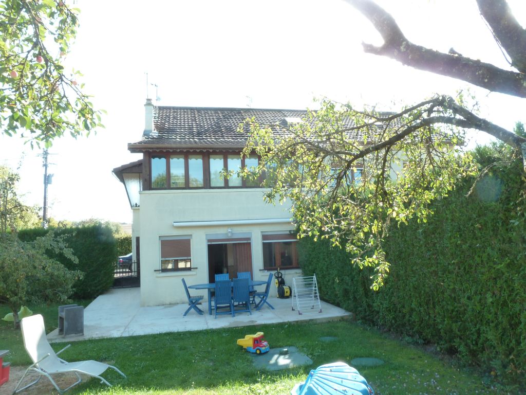 Maison agréable sur de terrain clos de 750 m 2 a 5 KMS DE VERDUN