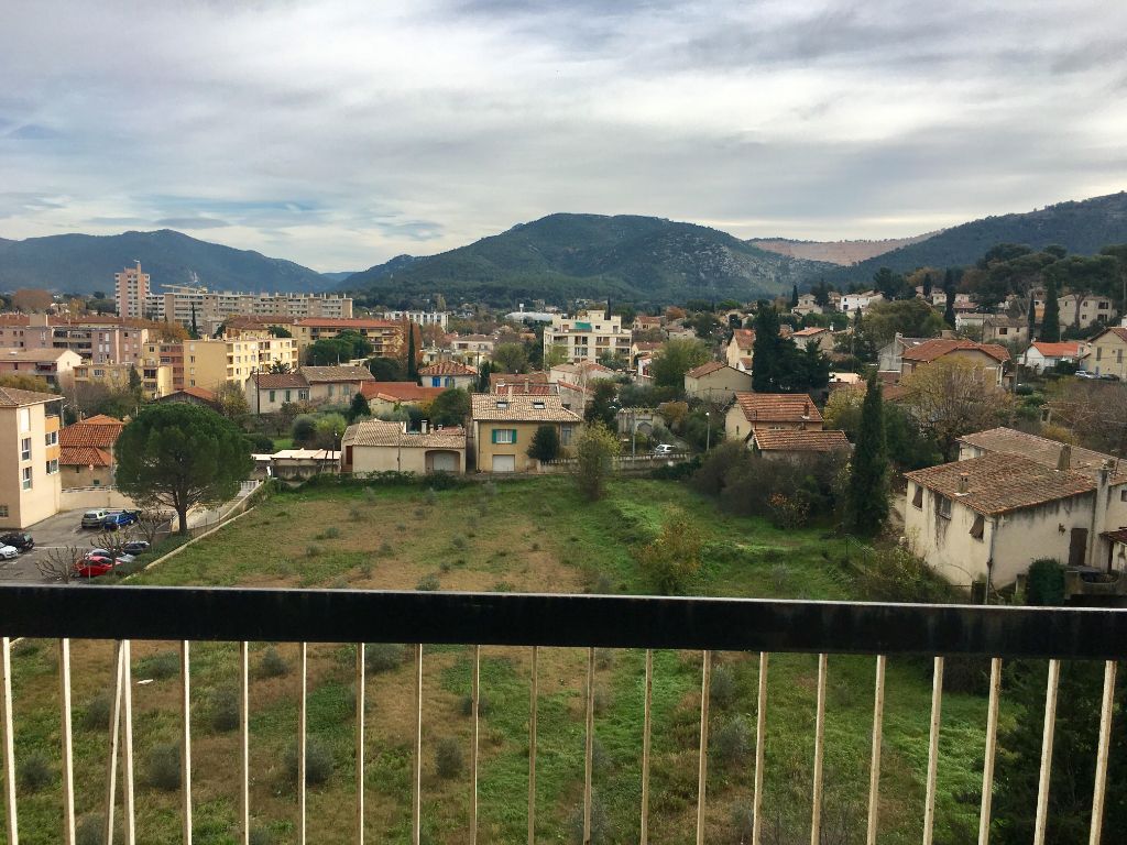 Aubagne, appaAppartement Aubagne 3 pièce(s) 68.86 m2, Central Parc. Petit prix à rafraîchir.rtement de type 3 Central Parc