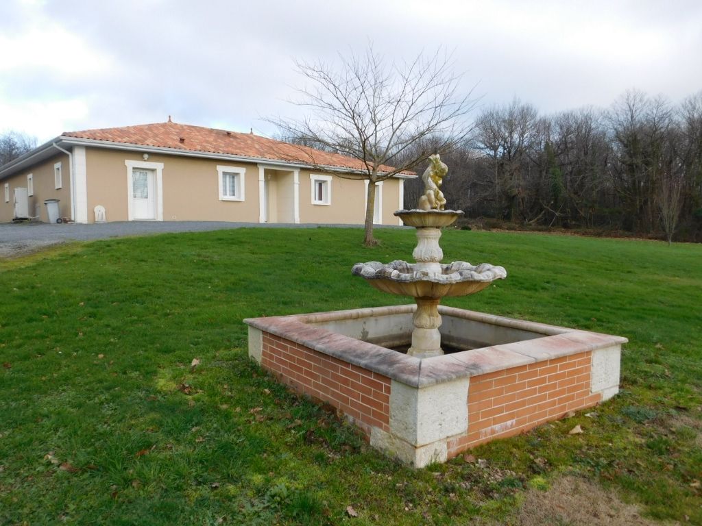 Maison Cellefrouin 5 pièce(s) 170 m²