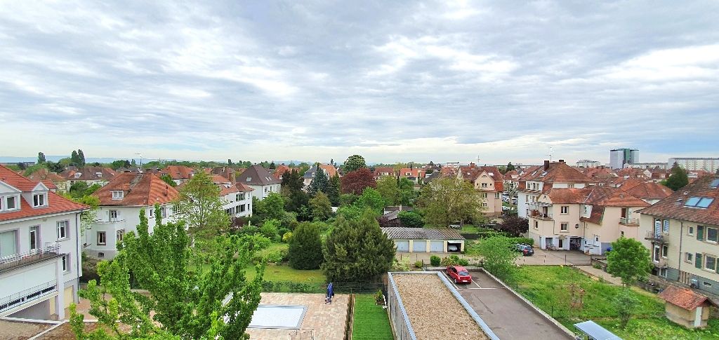 Appartement traversant avec terrasse,  2 parkings, cave, à 50m du tram