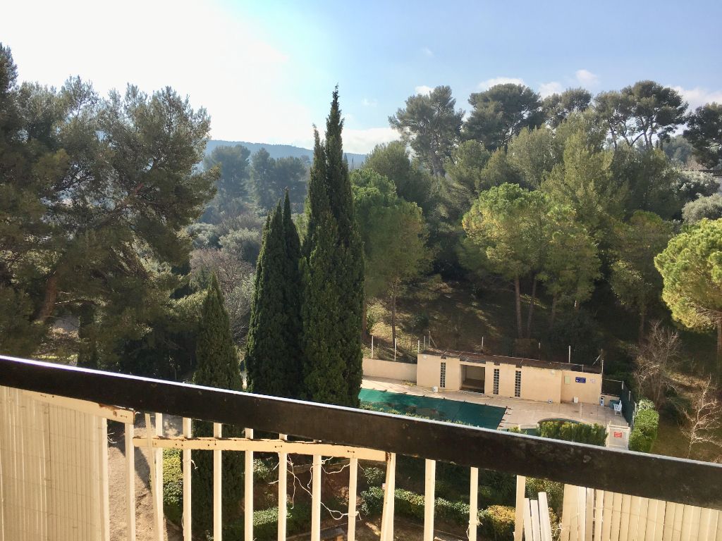 Aubagne, Appartement de 3 pièces de 69 m2, Central Parc. Petit prix à rafraîchir