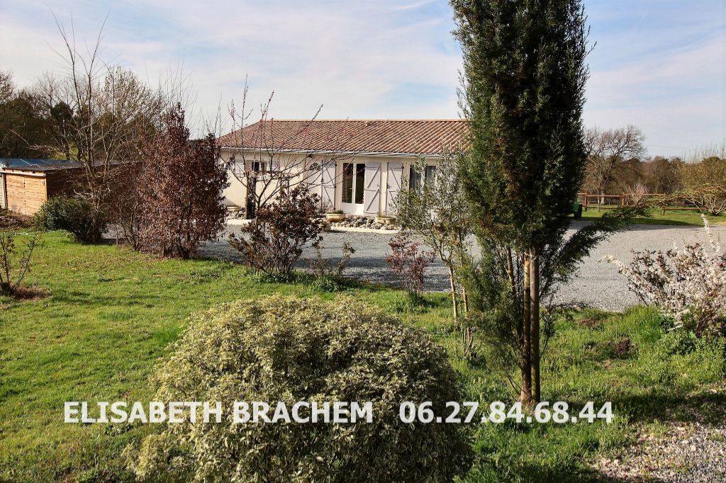 Petite propriété de 11300m² - 3 chambres - double garage - Terrasse en bois - Box à chevaux
