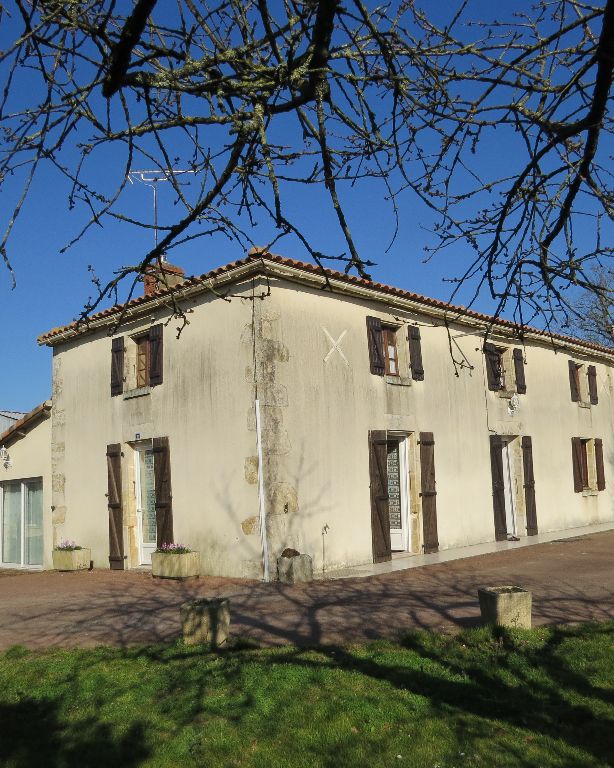 ancien corps de ferme, dépendances et beau terrain de 10000m²