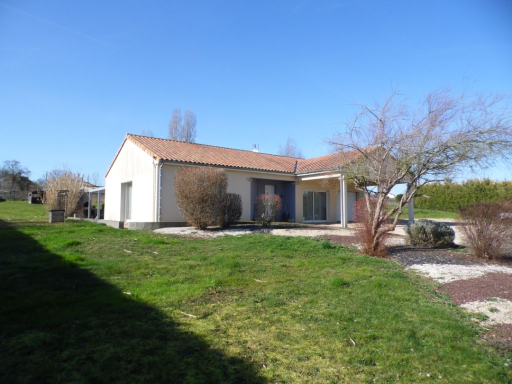Maison récente de plain pied avec 4 chambres et terrain clos - 195168