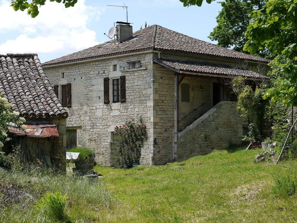 Ferme en pierre avec un puits et un lac sur 21ha