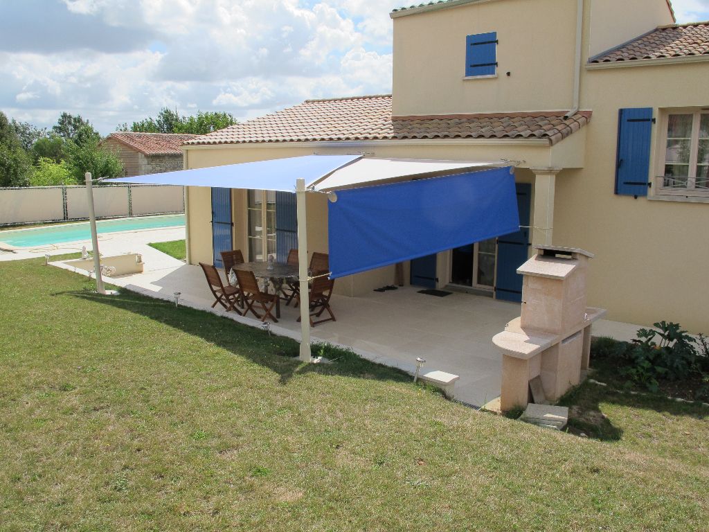 Maison contemporaine dans village de charme