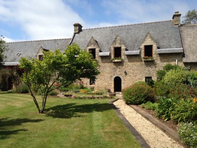 PLOUHINEC -56680 - Longère de 340 m2 sur 9 122 m² de terrain