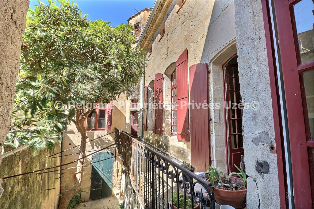 Uzès appartement sur cour avec balcon à améliorer 2 pièces 60 m2