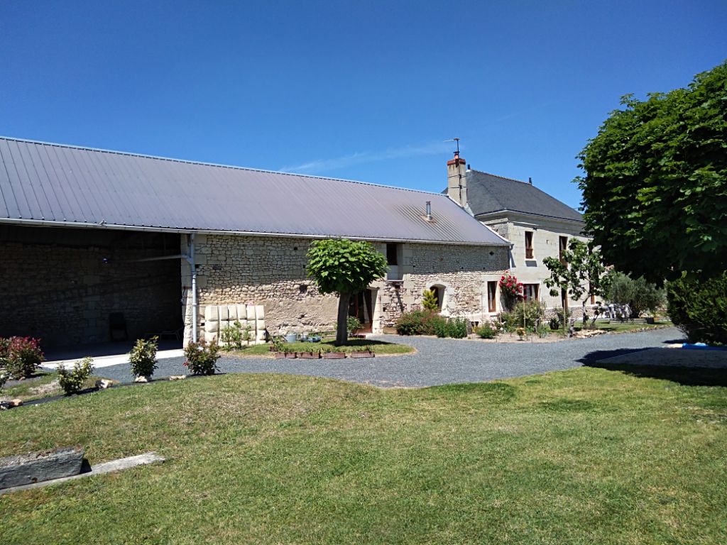 Maison 4 chambres avec de grandes dépendances et terrain clos - 203449