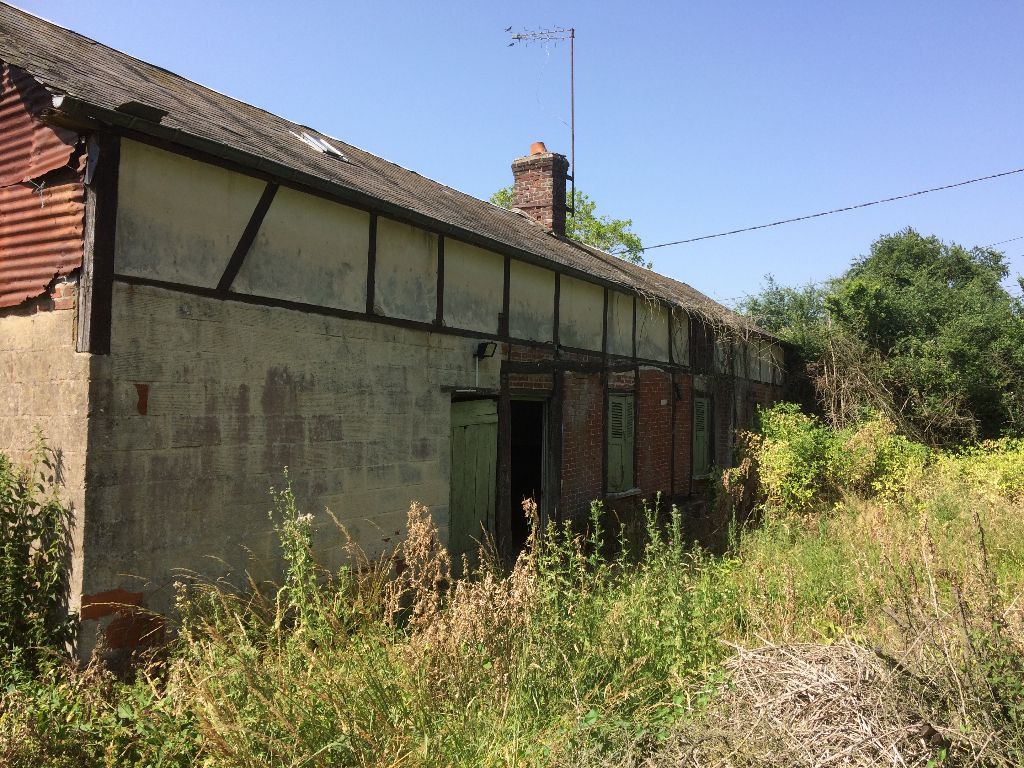 Proche Etrépagny, Ancien Corps de Ferme à Rénover sur 8600 m² de Terrain