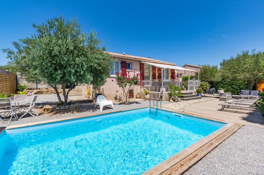 Trés belle villa avec trés jolie exterieur et piscine