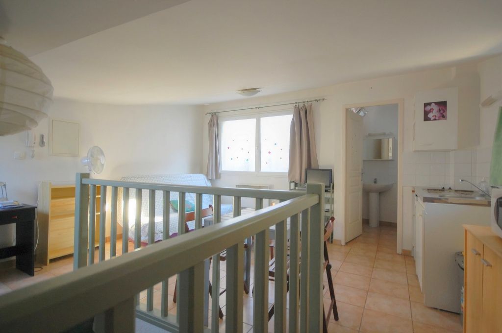 Immeuble de rapport avec cour et  8 appartements loués