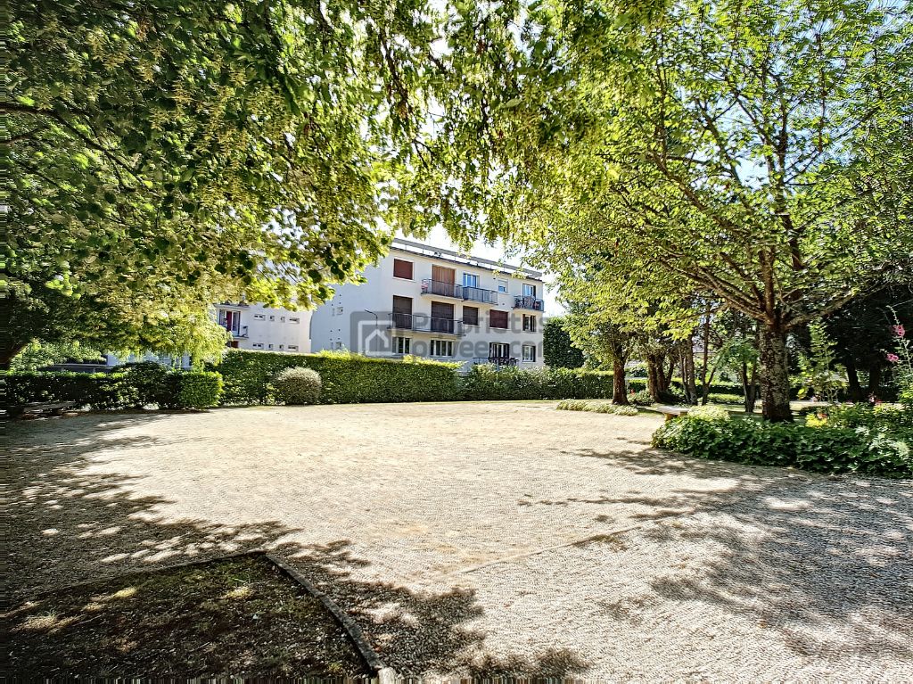 APPARTEMENT DERNIER ETAGE AU CALME D'UN JARDIN
