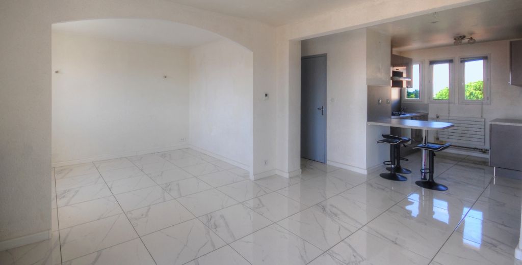 Appartement entièrement rénové avec balcon et cave