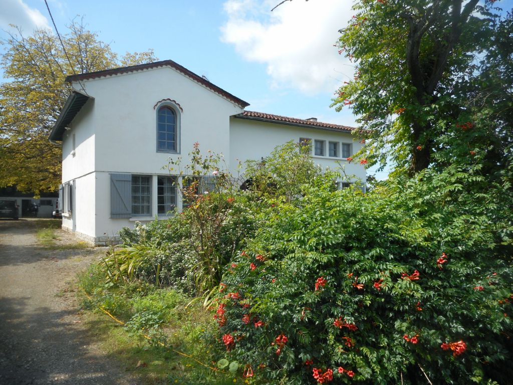 Penne d'Agenais, maison avec grande grange en pierre et dépendances