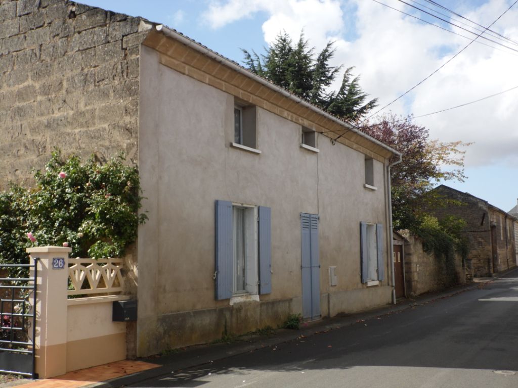 Maison avec garage et terrain clos de 1000 m² à Doué la fontaine - 213324