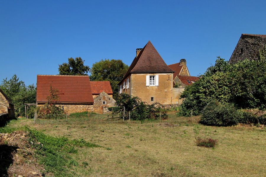 Maison en pierres du 18ème sur cour avec grange et jardin